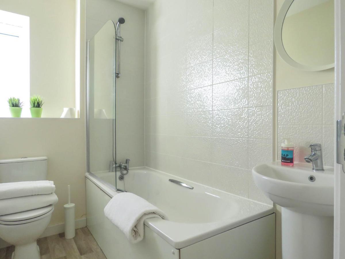 Tudors Esuites 4 Bedroom House Driveway & Garden Μπέρμιγχαμ Εξωτερικό φωτογραφία